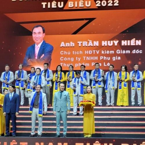 Anh Trần Huy Hiển vinh dự nhận giải thưởng sao đỏ - doanh nhân trẻ Việt Nam tiêu biểu 2022